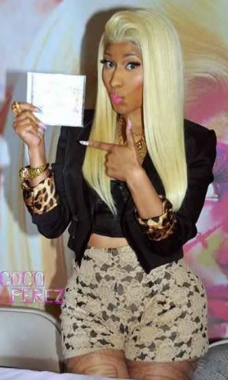 nicki-minaj-pink-friday-roman-reloaded-signing-philadelphia__oPt