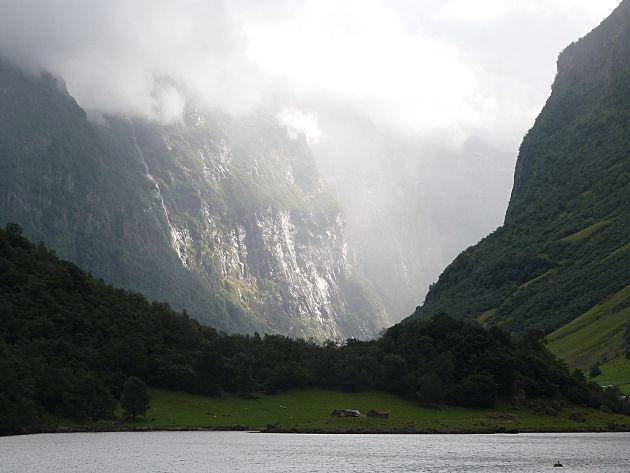 photo 02_Naeroyfjord_zpsec18a5bd.jpg