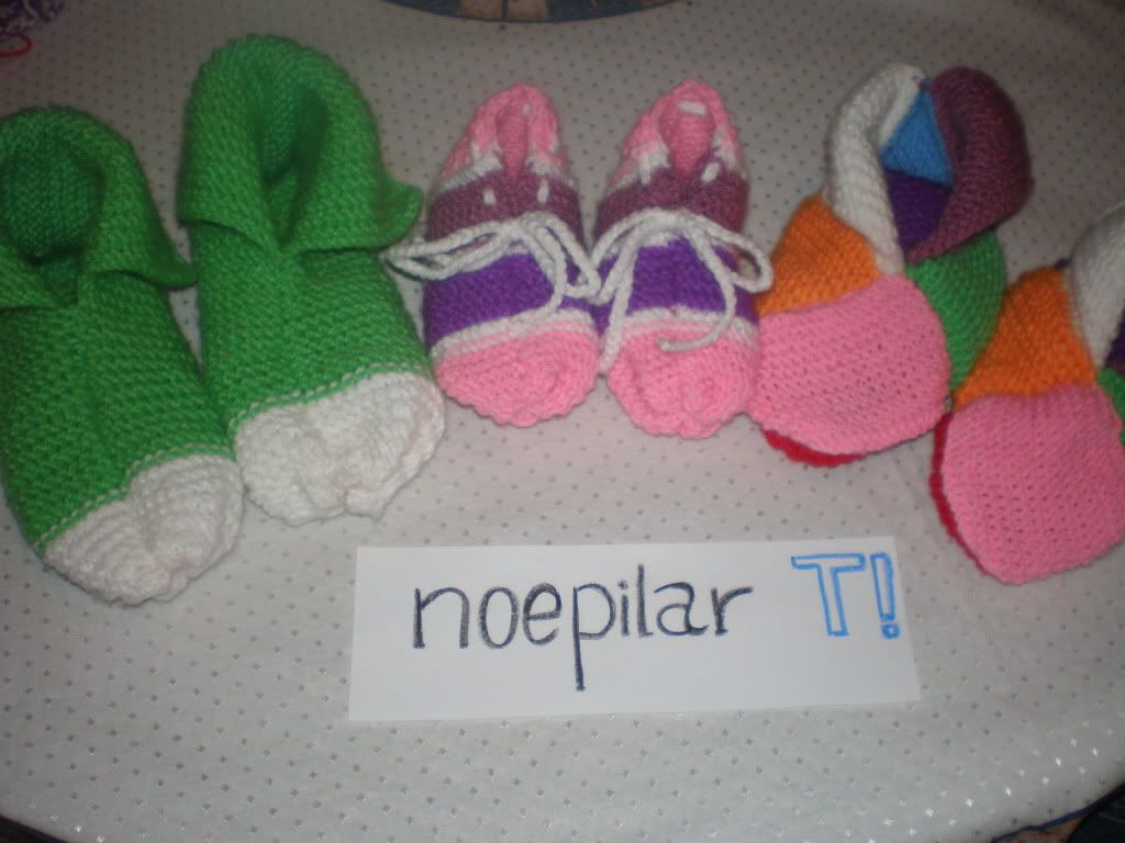 Teje unos zapatitos de lana. Teje unos zapatitos de lana.